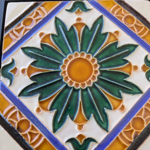 Vintage Spanish tile wall hanging - Picture 2 of 12